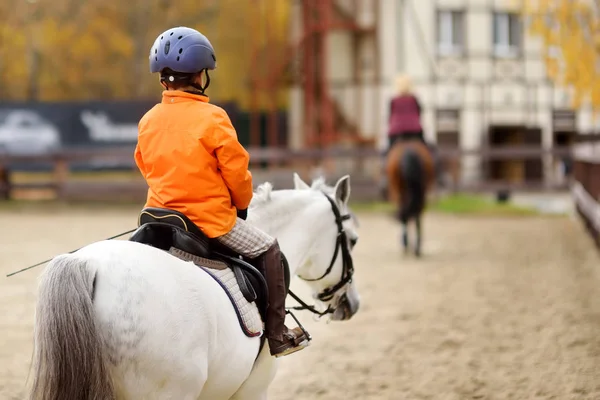 Meninas cavaleiro trens em equitação no clube equestre no dia de outono . — Fotografia de Stock