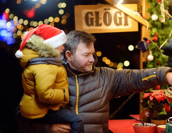 Ragazzino con suo padre sta comprando glegg caldo o vin brulè sulla famosa fiera di Natale a Tallinn, Estonia . — Foto Stock