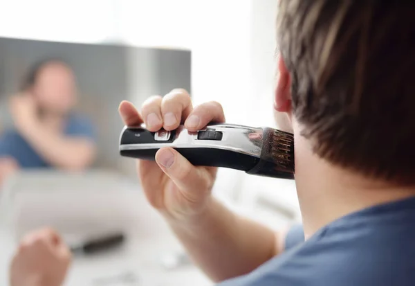 Mature Man Shaving His Beard Electric Razor Home Quarantine Handsome — Stock Photo, Image