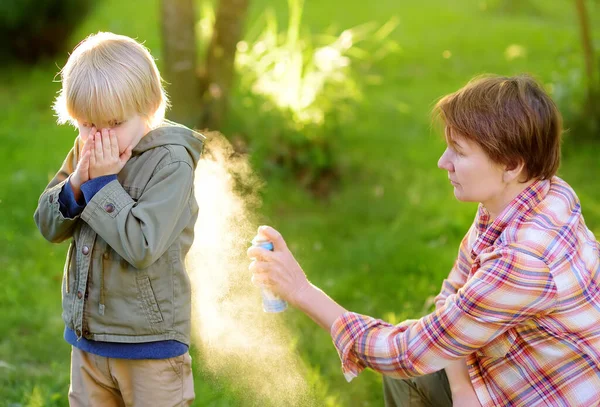 Mulher Pulverizando Repelentes Insetos Mosquitos Menino Antes Passeio Floresta Proteja — Fotografia de Stock