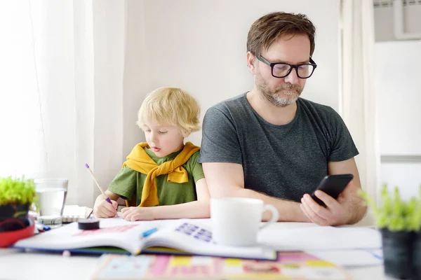 Vader Helpt Het Kind Thuis Huiswerk Maken Thuisonderwijs Afstandsonderwijs Online — Stockfoto