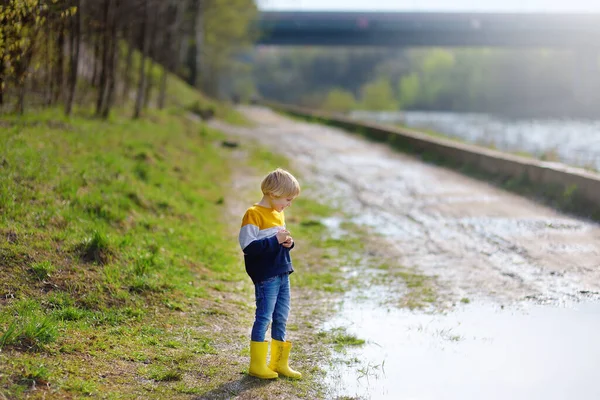 Niño Edad Preescolar Con Botas Lluvia Amarillas Caminando Cerca Del — Foto de Stock