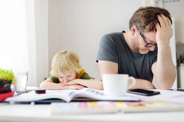 Cansado Irritado Pai Tentando Ajudar Seu Filho Fazendo Lição Casa — Fotografia de Stock