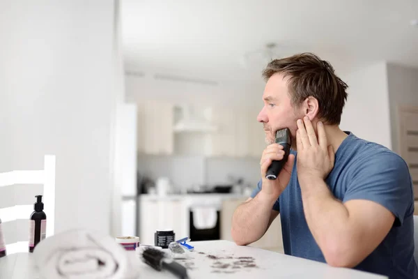 Volwassen Man Scheert Zijn Baard Met Elektrisch Scheermes Thuis Tijdens — Stockfoto