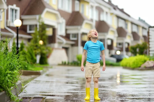 Kleine Jongen Met Gele Rubberen Laarzen Die Regenachtige Zomerdag Een — Stockfoto