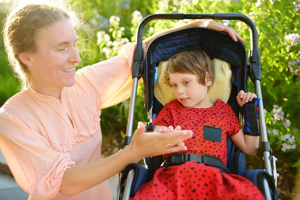 Vrouw Met Gehandicapt Meisje Een Rolstoel Wandelend Het Zomerpark Kinderhersenverlamming — Stockfoto