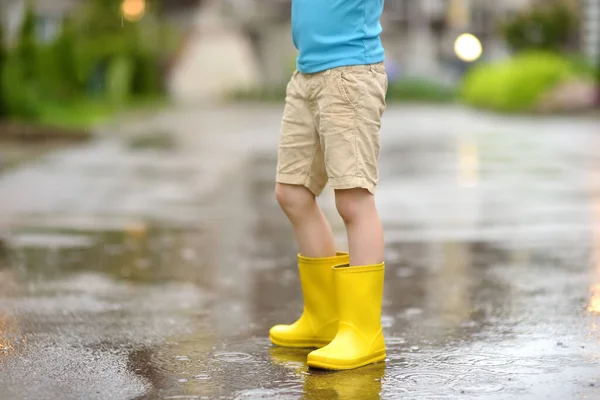 Kleine Jongen Met Gele Rubberen Laarzen Die Regenachtige Zomerdag Een — Stockfoto