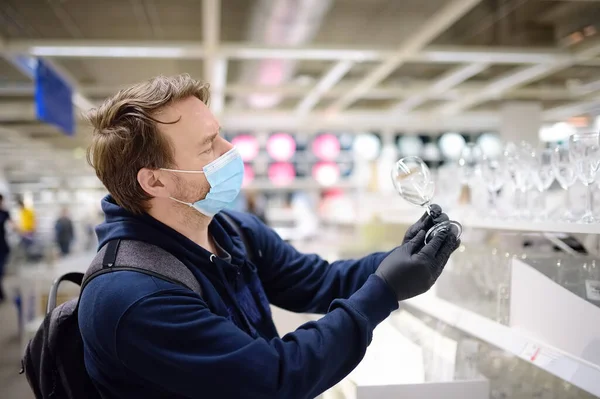 Medelålders Man Bär Skydd Ansiktsmask Välja Porslin Beredskap Sociala Avståndsbegränsningar — Stockfoto