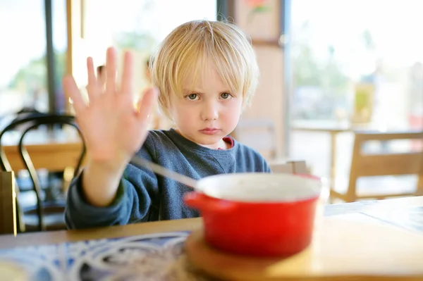 Menino Sentado Mesa Café Restaurante Não Quer Comer Comida Saudável — Fotografia de Stock