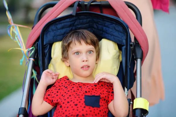 Porträt Eines Niedlichen Kleinen Behinderten Mädchens Rollstuhl Zerebralparese Bei Kindern — Stockfoto