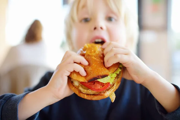 Netter Blonder Junge Isst Großen Hamburger Schnellrestaurant Ungesunde Mahlzeiten Für — Stockfoto