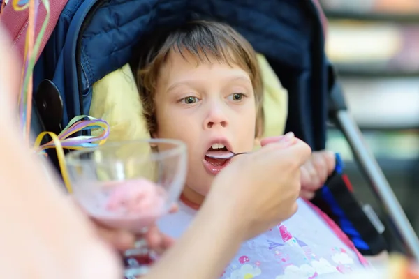 Mama Hrăneşte Fetiţă Handicap Într Scaun Rotile Paralizie Cerebrală Copii — Fotografie, imagine de stoc