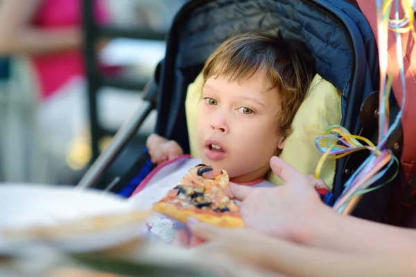 Мама Кормит Пиццей Маленькую Девочку Инвалида Инвалидном Кресле Детский Церебральный — стоковое фото