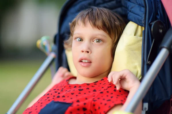 Portrait Une Mignonne Petite Fille Handicapée Fauteuil Roulant Paralysie Cérébrale — Photo