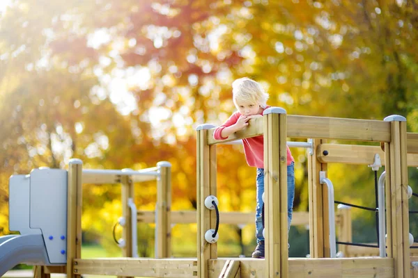 Niño Triste Preescolar Aburrido Patio Recreo Aire Libre Otoño Solitario — Foto de Stock