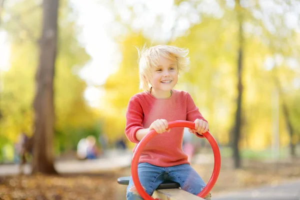 Menino Pré Escolar Bonito Divertindo Parque Infantil Livre Primavera Verão — Fotografia de Stock