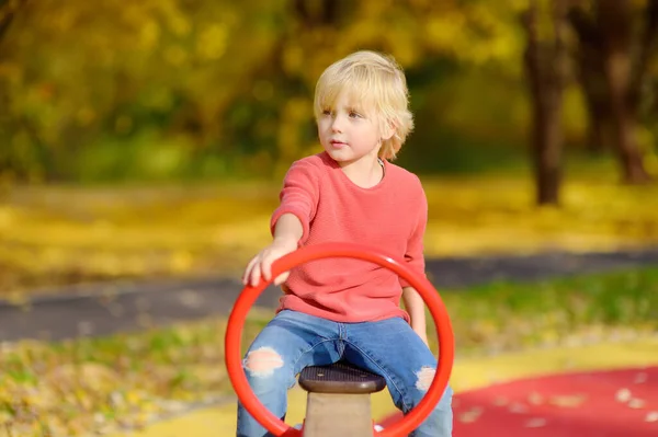 Carino Bambino Età Prescolare Divertirsi Nel Parco Giochi All Aperto — Foto Stock