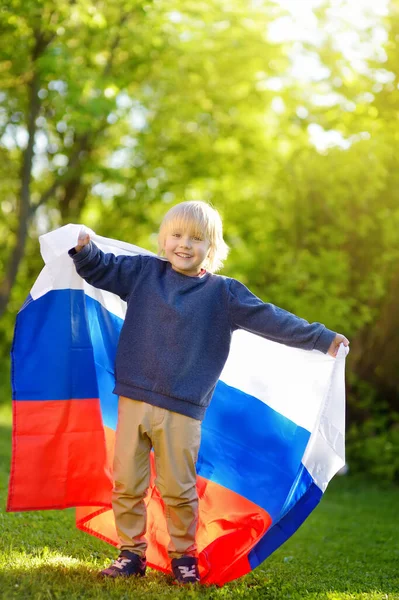 Retrato Menino Bonito Parque Verão Público Com Bandeira Russa Fundo — Fotografia de Stock