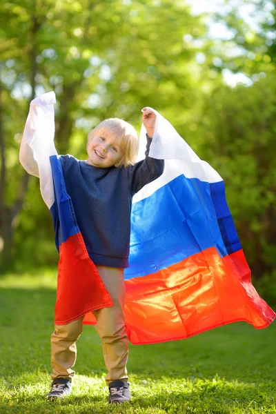 Портрет Милого Мальчика Общественном Летнем Парке Российским Флагом Заднем Плане — стоковое фото