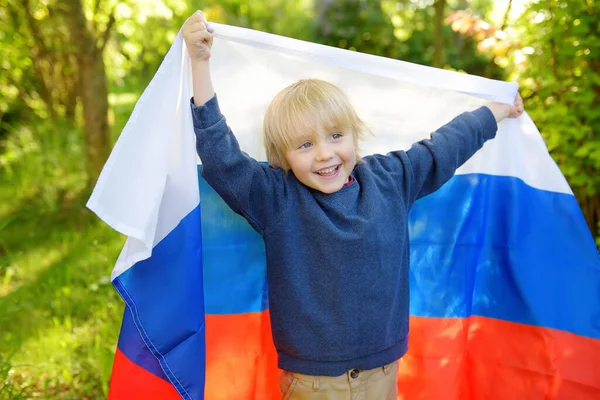 Retrato Menino Bonito Parque Verão Público Com Bandeira Russa Fundo — Fotografia de Stock