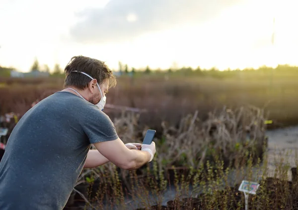 Man Choosing Taking Shot Plant Smartphone Garden Center Early Springtime — Stock Photo, Image