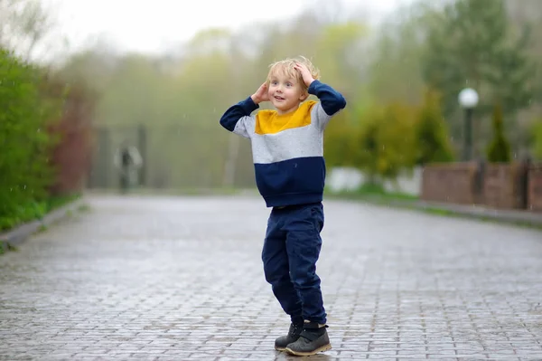 Menino Caminhando Dia Chuvoso Primavera Cidade Pequena Criança Divertir Jogos — Fotografia de Stock