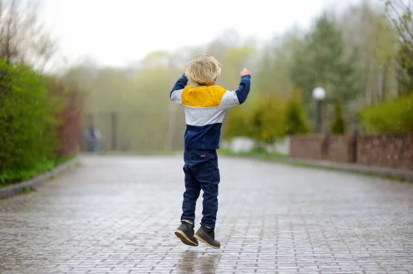 Kleine Jongen Loopt Regenachtige Lentedag Een Klein Stadje Kind Heeft — Stockfoto