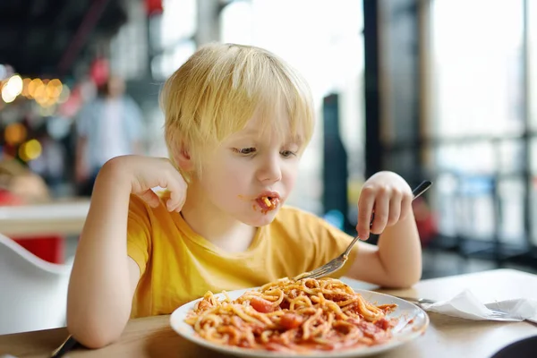 Niño Edad Preescolar Comiendo Pasta Cafetería Restaurante Alimento Saludable Poco —  Fotos de Stock