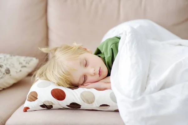 Nachmittagsschlaf Des Vorschul Oder Grundschulkindes Müder Junge Schlief Nachmittag Auf — Stockfoto