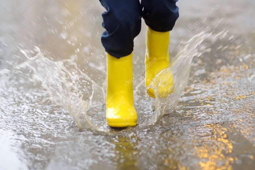 Fotos de Niño Pequeño Con Botas Goma Amarillas Saltando Charco Agua Día -  Imagen de © mary_smn #388806400