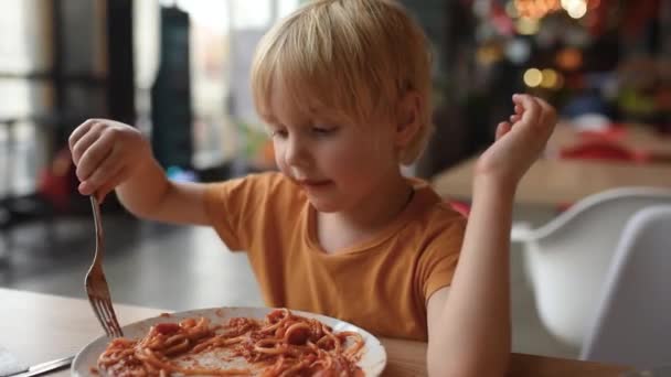 Kleuterschooljongen Die Pasta Eet Café Restaurant Gezond Ongezond Voedsel Voor — Stockvideo