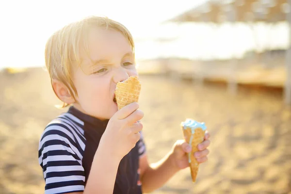 Anaokulu Çocuğu Sıcak Yaz Günü Aile Tatilinde Plajda Dondurma Yiyor — Stok fotoğraf
