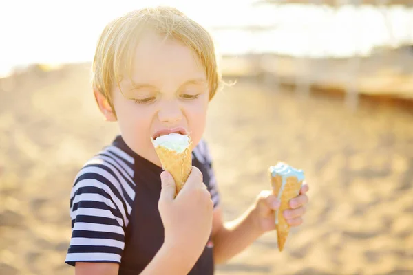 Kleuterschooljongen Die Ijs Eet Warme Zomerdag Het Strand Tijdens Familievakantie — Stockfoto