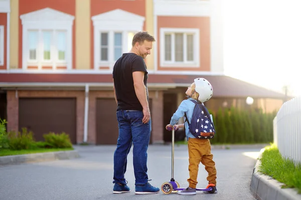 Petit Enfant Casque Sécurité Scooter Équitation Père Accompagne Son Fils — Photo