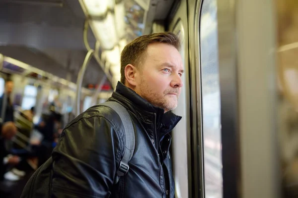 Dojrzały Mężczyzna Wygląda Przez Okno Samochodu Metrze Nowym Jorku Transport — Zdjęcie stockowe