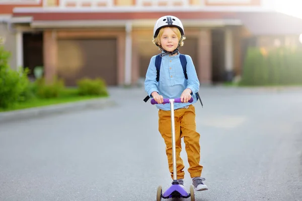 Okula Scooter Giden Kasklı Küçük Bir Çocuk Kalite Şehrin Sokaklarındaki — Stok fotoğraf