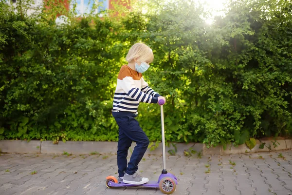 Kind Het Gezicht Masker Rijden Met Scooter Covid Quarantaine Lockdown — Stockfoto