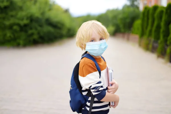 在Covid 19隔离和封锁之后 戴着面具的儿童将在学校重新开学 在大肠病毒或流感病毒爆发的情况下 对人体的保护和预防具有新的意义 儿童重返校园的概念 — 图库照片