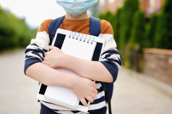 Niño Con Mascarilla Escuela Reabierta Después Cuarentena Encierro Covid Nuevo — Foto de Stock