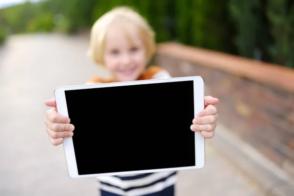 Niño Pequeño Sosteniendo Con Las Manos Tableta Con Pantalla Negro — Foto de Stock