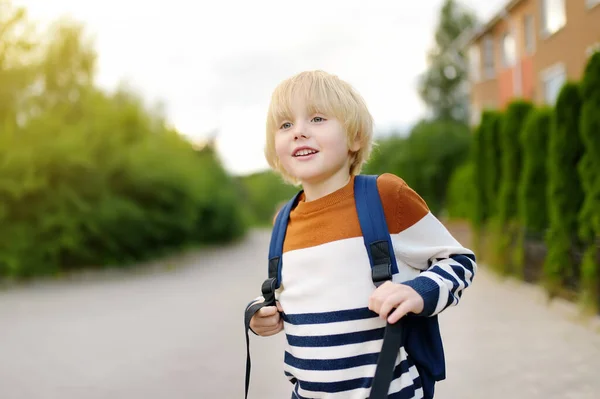 休日の後 喜んで学校に走っている小さな少年 子供の教育 学校のコンセプトに戻る — ストック写真