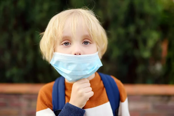 儿童经眼镜蛇 19检疫及关禁后返校后摘下口罩 口罩是新出现的保护及预防肠病毒或流感爆发的常用口罩 儿童重返校园的概念 — 图库照片