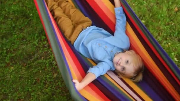 Χαριτωμένο Μικρό Αγόρι Που Διασκεδάζει Υπαίθρια Παιδική Χαρά Παιδί Αγαπά — Αρχείο Βίντεο