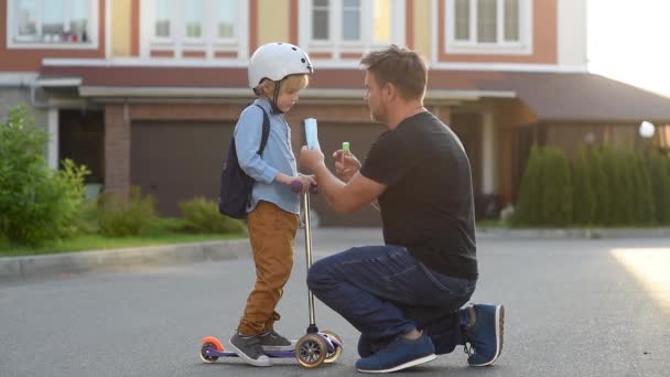 Kind Met Scooter Gaat Naar School Covid Quarantaine Lockdown Vader — Stockvideo