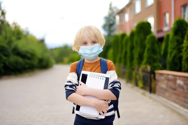 Niño Con Mascarilla Escuela Reabierta Después Cuarentena Encierro Covid Nuevo — Foto de Stock