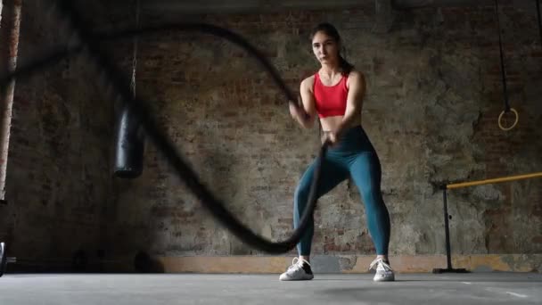 Ung Kvinna Tränar Med Stridsrep Gymmet Atletisk Flicka Klädd Röd — Stockvideo