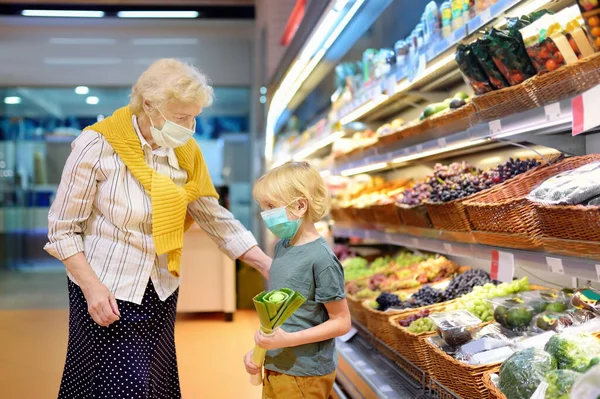 Senior Kvinna Och Hennes Barnbarn Bär Engångsmask Shopping Mataffären Utbrottet — Stockfoto