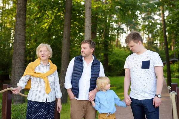 Große Familie Aus Seniorin Und Ihrem Erwachsenen Sohn Mit Seinen — Stockfoto