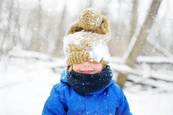 Lustiger Kleiner Junge Blauer Winterkleidung Geht Bei Schneefall Spazieren Winteraktivitäten — Stockfoto