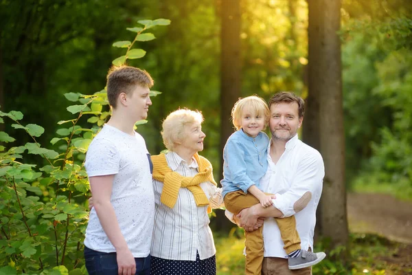 Grote Familie Van Oudere Vrouw Haar Volwassen Zoon Met Zijn — Stockfoto